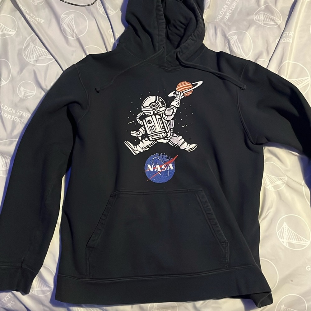 Men’s medium mass basketball hoodie worn a few times great condition
